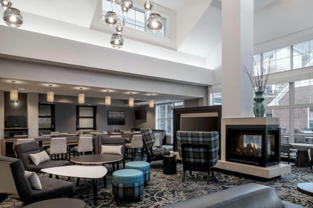Lobby, breakfast and gathering spaces